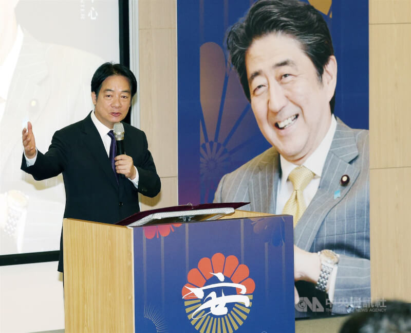 國立政治大學21日在政治大學公企中心舉辦「安倍晉三研究中心」成立大會暨「新時代台日關係」圓桌論壇,總統賴清德出席致詞,盼政大將其視為「安倍政經塾」,貢獻台日兩國。中央社記者郭日曉攝 114年9月21日