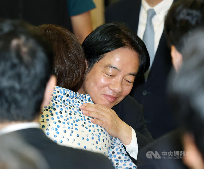 國立政治大學21日在政治大學公企中心舉辦「安倍晉三研究中心」成立大會暨「新時代台日關係」圓桌論壇,總統賴清德(中)出席致詞,並擁抱安慰安倍晉三遺孀安倍昭惠女士。中央社記者郭日曉攝 114年9月21日