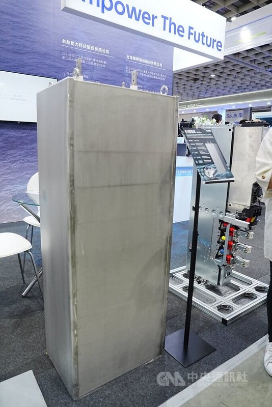 台船在國防展公開展示將用於後續量產潛艦的第5代「IDS鋰電瓶」,其具備良好熱失控及耐高壓等安全技術。中央社記者游凱翔攝 114年9月21日