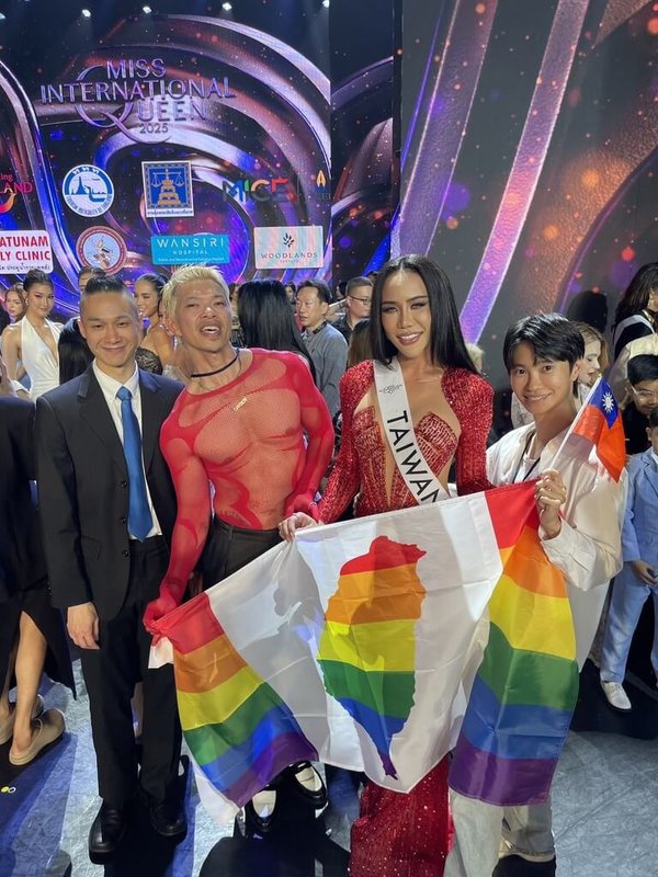 台灣佳麗鄭宥筠(Tiffany Queen,前排右2)20日在巴達雅參加跨性別選美比賽,賽後和隨行彩妝師陳韋翔(前排右1)等人手拿繪有台灣地圖的彩虹旗幟合影。(鄭宥筠提供)中央社記者李宗憲曼谷傳真 114年9月21日