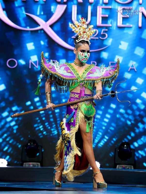 台灣佳麗鄭宥筠(Tiffany Queen)20日參加2025國際皇后小姐(Miss International Queen)跨性別選美比賽,她身上所穿的服裝是以陣頭「官將首」為主題,展現台灣特有的宮廟文化。(鄭宥筠提供)中央社記者李宗憲曼谷傳真 114年9月21日