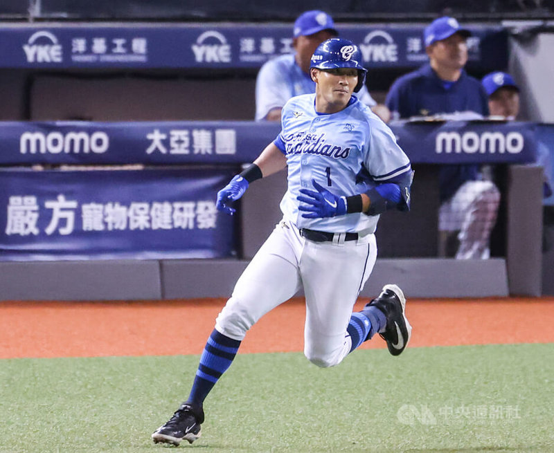 37歲的中華職棒富邦悍將球員林哲瑄生涯最後一場正式出賽,3打數沒有敲出安打。中央社記者張新偉攝 114年9月21日