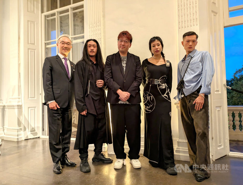 國際時尚設計界盛事倫敦時裝週今年首見台灣以「國家隊」形象亮相，18日在倫敦當代藝術學會（ICA）舉辦展示會，駐英國代表姚金祥（左1）及INFDARK（左2）、APUJAN（中）、JENN LEE（右2）和RAY CHU（右1）等4個品牌的設計師和創意總監出席。中央社記者陳韻聿倫敦攝　114年9月22日