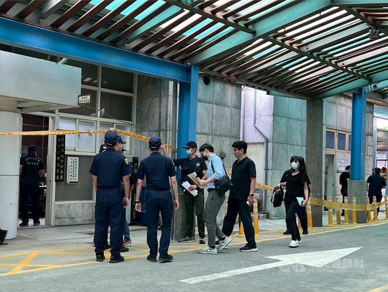 新竹市區發生死亡車禍,初步判定是自小客車行至經國、東大路口後,疑因車速過快,自撞經國路上住宅工地;警方22日報請檢察官相驗,以釐清4名死者死因。中央社記者郭宣彣攝 114年9月22日