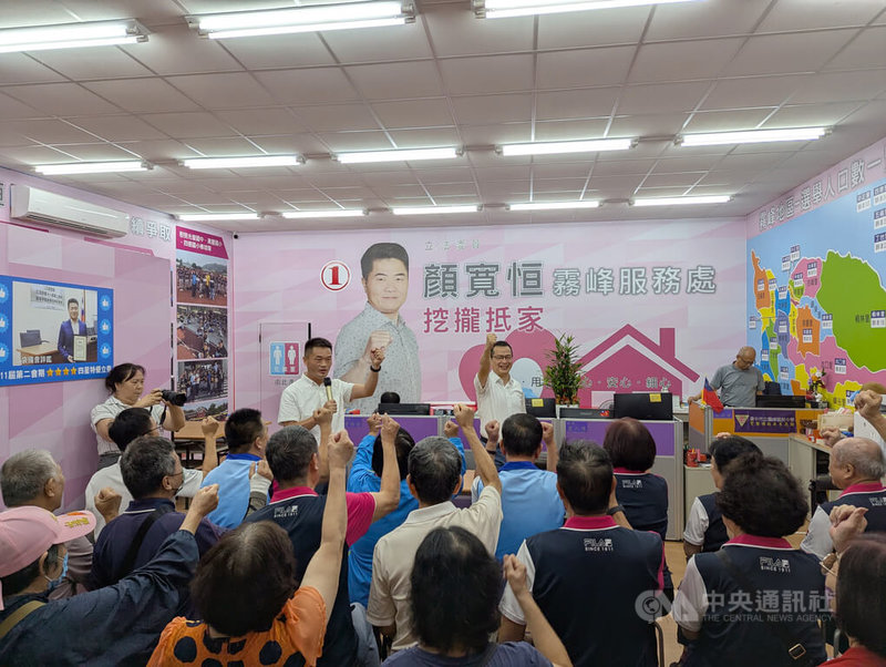 國民黨主席候選人羅智強(後中)22日到黨籍立委顏寬恒位於台中市霧峰區的服務處舉辦政見座談會,吸引支持者到場參與。中央社記者蘇木春攝 114年9月22日