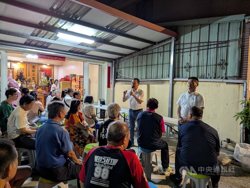中國國民黨主席候選人羅智強(後右2)22日到台中市大里區立仁里辦公室舉辦政見座談會,他指出,黨主席應選出具團結力、戰鬥力且受年輕人喜愛的人選。中央社記者蘇木春攝 114年9月22日