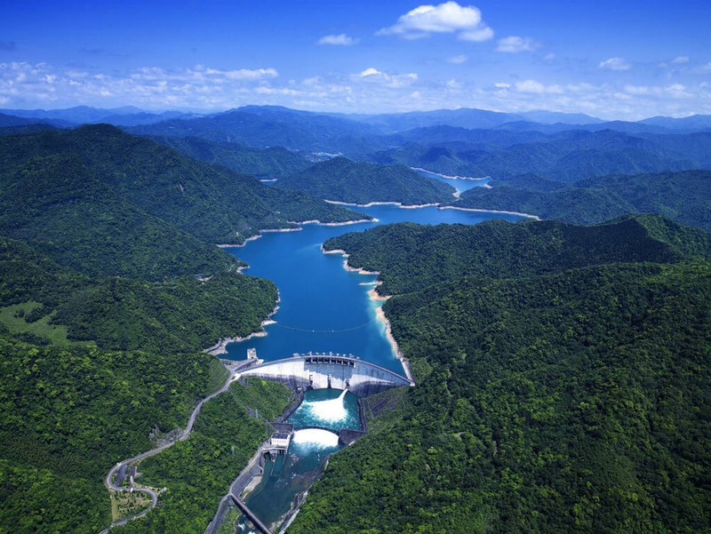 強颱樺加沙暴風圈已觸陸,台北市翡翠水庫管理局長林裕益22日表示,水庫控留37%庫容,可發揮滯洪蓄洪功能,足以攔蓄逾500毫米超大豪雨量,可降低下游新店溪洪峰流量。(翡翠水庫管理局提供)中央社記者黃麗芸傳真 114年9月22日