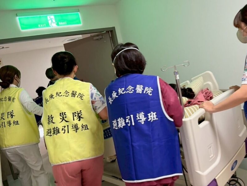 高雄市衛生局近日完成所轄81家醫院火災應變演練實地訪查,並針對高雄長庚、高醫、高雄榮總、義大醫院等4家重度級急救責任醫院,模擬基礎設施遭破壞情境,強化應變策略與風險管理,過程逼真。(高雄市衛生局提供)中央社記者林巧璉傳真 114年9月22日