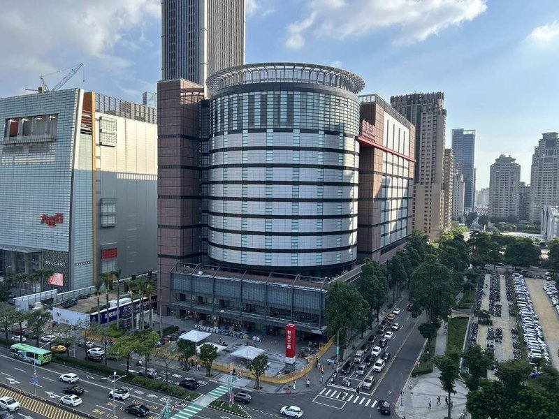台中新光三越2月發生氣爆暫停營業,為拚9月底復業,目前建築物已完成分層勘驗合格,外牆施工架安全圍籬都已拆除。(台中市政府提供)中央社記者郝雪卿傳真 114年9月22日