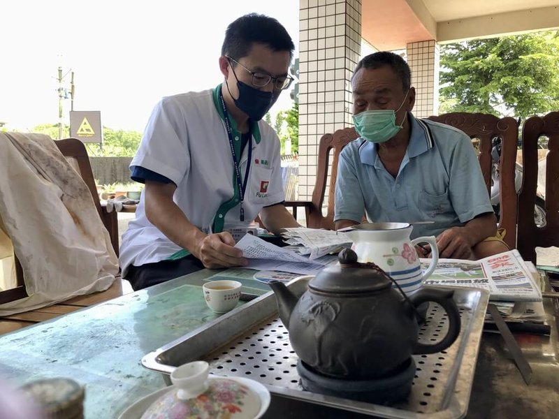 南投縣政府即日起擴大送藥到府服務，只要設籍南投縣的原住民，且為年滿55歲獨居者、65歲身心障礙者，均可申請由藥師親自將藥品送到家門口。圖為藥師為民眾講解用藥。（南投縣政府提供）中央社記者鄭維真傳真　114年9月22日
