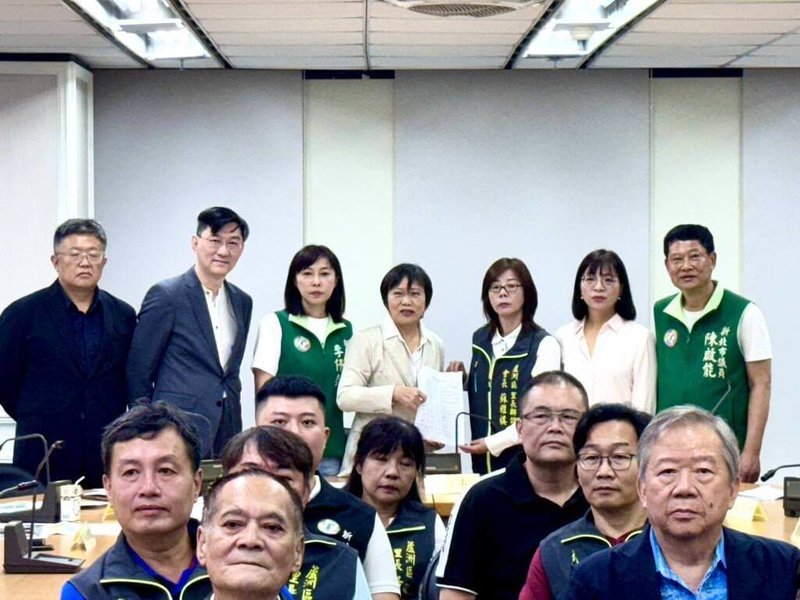 民進黨立委林淑芬(後排右2)及三重、蘆洲區議員及里長22日拜會內政部長劉世芳(後排中間白衣者),要求退回新北市政府所提「變更大漢溪北都市計畫」案。(林淑芬辦公室提供)中央社記者林敬殷傳真 114年9月22日