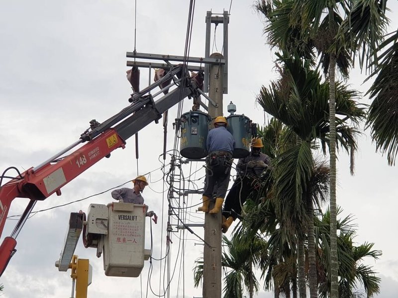 颱風樺加沙暴風圈觸及屏東,一度有1700戶停電,台電屏東區處全力搶修,陸續復電中。(台電屏東區處提供)中央社記者李卉婷傳真 114年9月22日