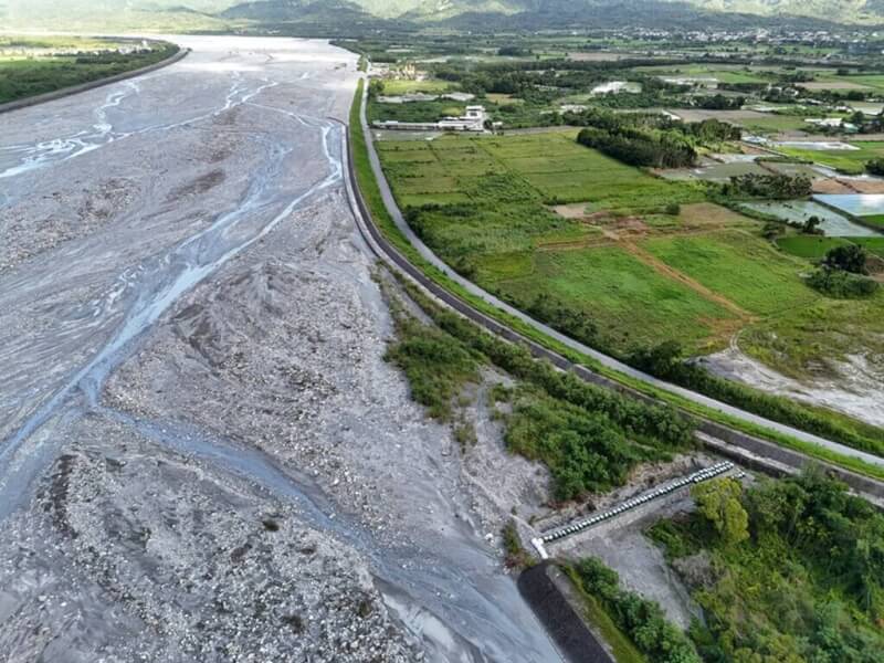 颱風樺加沙逼近，監測單位預估花蓮馬太鞍溪堰塞湖累積雨量可能達溢流水位，水利署第九河川分署20日針對馬太鞍溪下游開口堤封堵。（林業及自然保育署花蓮分署提供）