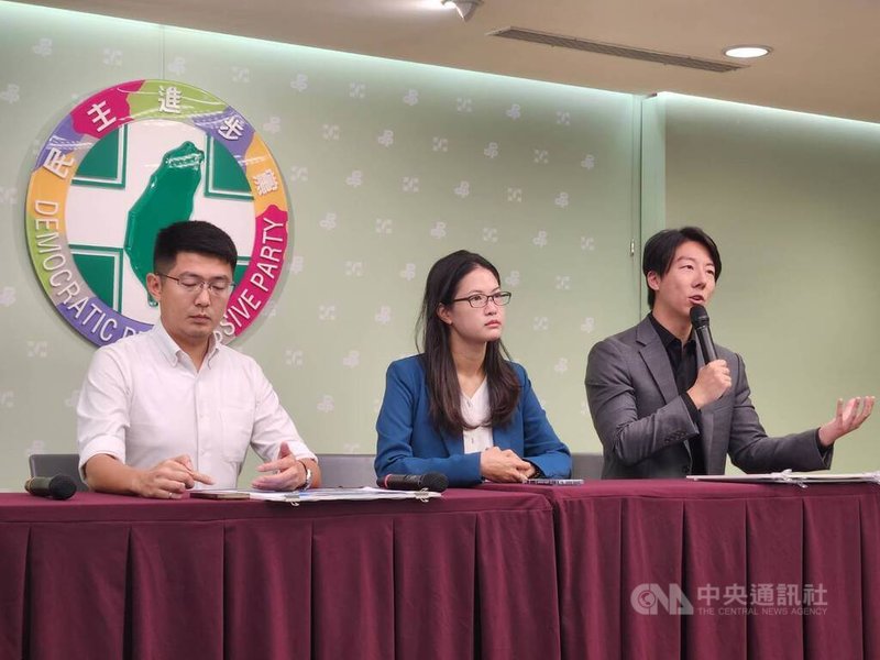 民進黨22日召開「要拿又要嘴 蔣盧做事沒半撇」記者會,民進黨發言人吳崢(右起)、台北市議員林亮君、台中市議員黃守達出席。中央社記者葉素萍攝 114年9月22日