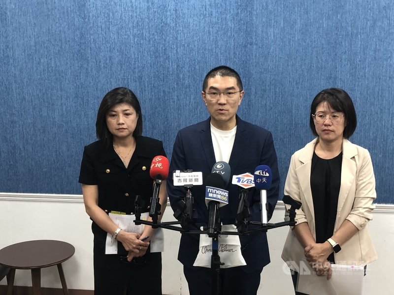 基隆市長謝國樑(中)22日在市長室前接受媒體聯訪說,基隆市民國113年歲入254億元,市府依此編列114年預算,雖115年統籌分配款增加73億元,但經盤點歲入僅237億元,減少17億元,讓他有點想哭的感覺。中央社記者王朝鈺攝 114年9月22日