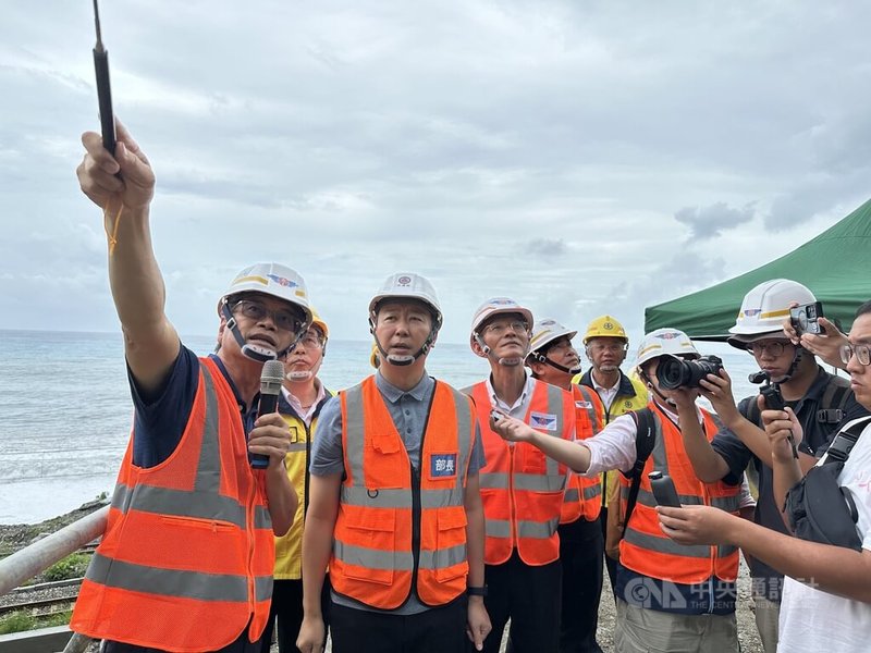 交通部長陳世凱(前左2)22日到蘇花路廊視察颱風樺加沙防災整備情形受訪時說,全力準備防災、防颱,而台中市統籌分配款市府是否願意用在捷運建設,市民自己會有公評。中央社記者李先鳳攝 114年9月22日