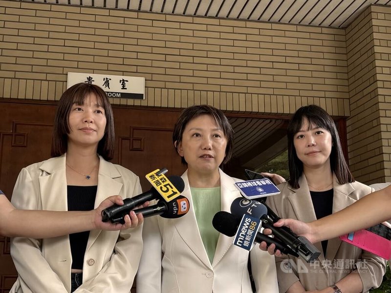 立法院新會期開議，行政院長卓榮泰22日邀財政、教育及文化委員會黨籍立委進行第2場行政立法會議，聚焦財劃法與優先法案。包括民進黨立委張雅琳（左）、范雲（中）與行政院發言人李慧芝（右）會後接受媒體聯訪。中央社記者高華謙攝 114年9月22日