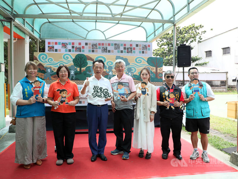 嘉義縣民雄鄉東榮國小圍牆4幅馬賽克立體作品創作完成,22日由縣長翁章梁(左3)、民雄鄉長林于玲(左2)及嘉義縣文化基金會執行長陳尚雍(右1)等人揭幕。中央社記者蔡智明攝 114年9月22日