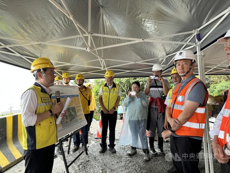 交通部長陳世凱(右)22日到花蓮,視察蘇花路廊災修工程因應颱風樺加沙防災整備情形,並聽取相關人員簡報。中央社記者李先鳳攝 114年9月22日