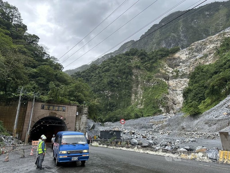 蘇花公路因0403地震及去年凱米颱風災害及後續強降雨影響,造成台9線和仁至崇德路段多處邊坡崩塌及土石流災情,工務段全力搶災;其中匯德隧道北口161.3K石公溪土石流公路局加強治理。中央社記者李先鳳攝 114年9月22日