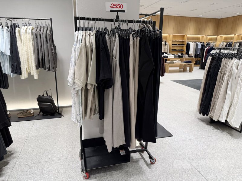 印度新版商品與服務稅(GST)正式實施,售價超過2500盧比(約新台幣850元)的服飾,GST漲到18%,民眾因此表示,在選購衣服時會仔細比較。中央社記者李晉緯新德里攝 114年9月22日