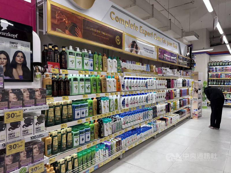 印度新版商品與服務稅(GST)嘉惠民眾,包括洗髮精在內的多數日用品,價格都已調降。中央社記者李晉緯新德里攝 114年9月22日