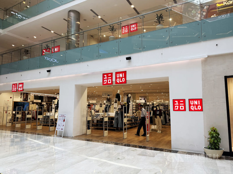 印度新版商品與服務稅(GST)正式上路,原本強調平價的日系品牌,部分商品卻因GST調漲,面臨買氣可能下滑的挑戰。中央社記者李晉緯新德里攝 114年9月22日