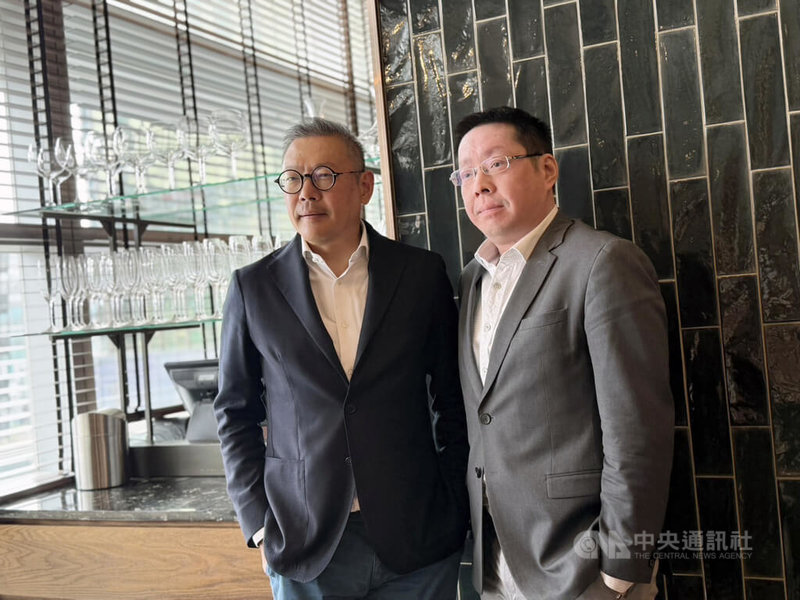 新光三越台中店即將復業，新光三越副董事長兼總經理吳昕陽（左）22日表示，復業不是慶祝，而是以更謙卑、慎重的態度面對。中央社記者曾智怡攝　114年9月22日
