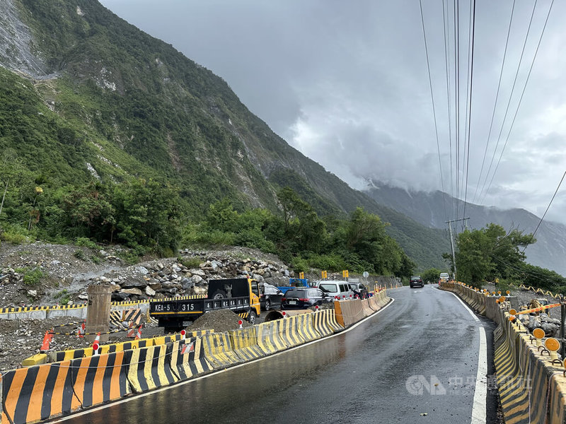 受颱風樺加沙外圍環流雲系帶來間歇性強降雨影響,蘇花路廊台9線匯德隧道南口已出現泥流瀑情形,和仁至崇德22日下午實施預警性道路封閉「只出不進」,後續將視現場雨勢及道路狀況恢復放行。中央社記者李先鳳攝 114年9月22日