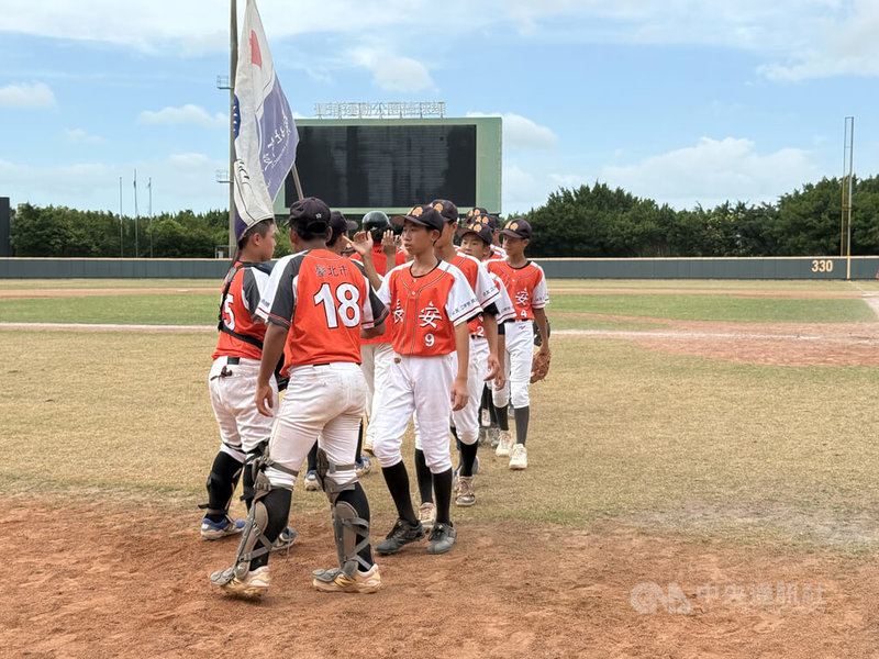 2025年桃園盃四級棒球錦標賽青少棒組賽事,台北市長安國中22日擊敗桃園市仁和國中、晉級8強,賽後球員擊掌慶祝。中央社記者謝靜雯攝 114年9月22日