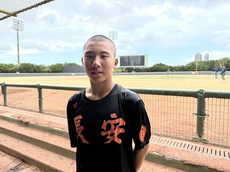 台北市長安國中好手林晉擇（圖）是今年威廉波特少棒奪冠班底，升上國中銜接沒有大問題，22日在桃園盃棒球賽出賽，單場3安貢獻4分打點助隊搶勝，表現亮眼。中央社記者謝靜雯攝　114年9月22日