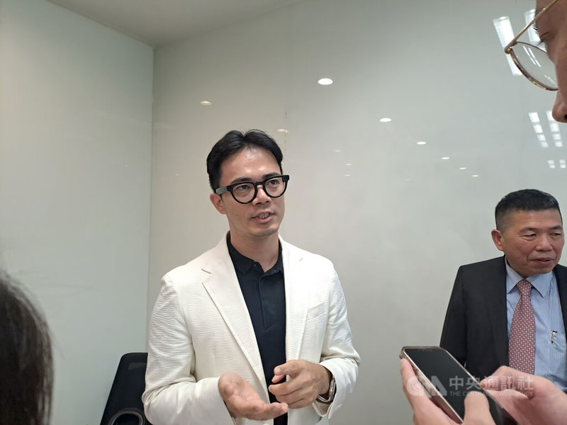 成衣及鞋材廠百和興業22日舉行法人說明會,總經理鄭新隆表示,前3大客戶占整體營收比約70%多,其中最大客戶銷美比重不到3成,且品牌客戶分散,關稅影響相對不大。中央社記者潘智義攝 114年9月22日