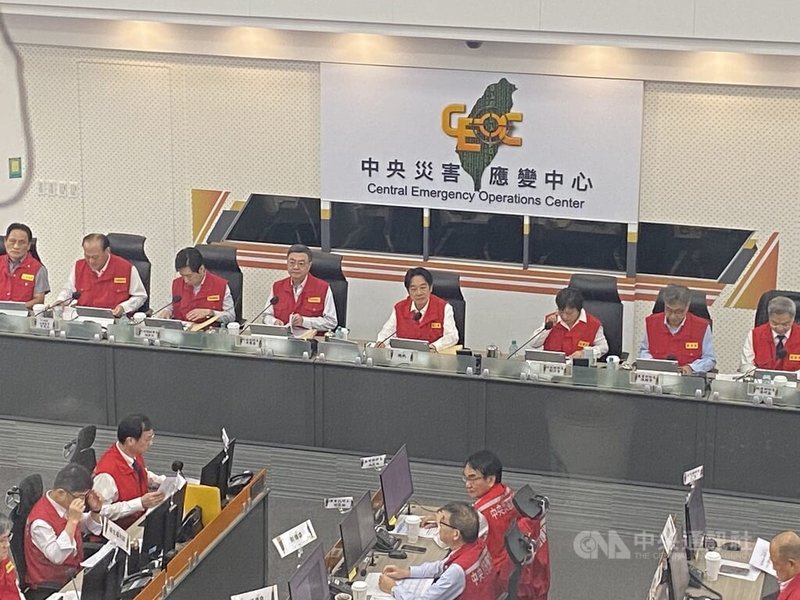 颱風樺加沙中央災害應變中心22日下午舉行第5次工作會報暨情資研判會議,總統賴清德(後右4)由行政院長卓榮泰(後左4)陪同到場視察,並聽取報告。中央社記者黃麗芸攝 114年9月22日
