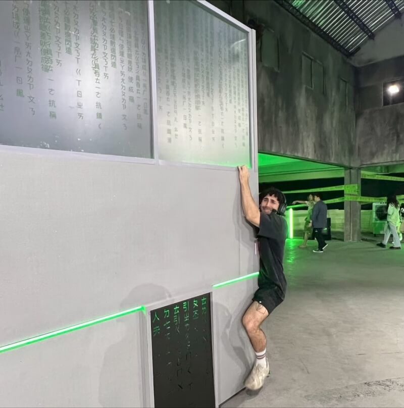 錄製中文怪物製作大型道具,酷大嘆「誰知道做個平台要花20萬」。(圖取自instagram.com/kudream)