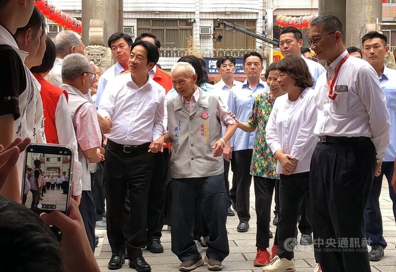 總統賴清德(前左1)22日出席嘉義城隍廟城隍夜巡諸羅城遶境活動,在嘉義城隍廟董事長賴永川(前左2)等人迎接進廟。中央社記者黃國芳攝 114年9月22日