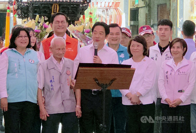 總統賴清德(前右3)22日出席嘉義城隍廟城隍夜巡諸羅城遶境活動,特別提到民主進步黨執政期間,經濟發展率不斷提升,國家方向、策略只要正確,經濟就會持續發展,大家共同合作,讓未來經濟更發展,可照顧到更多人民需求。中央社記者黃國芳攝 114年9月22日