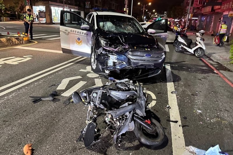 一名騎乘機車的張男,22日凌晨自桃園市中壢區龍岡路口騎車經過,發現員警注視隨即心虛加速闖紅燈逃逸,員警見狀即開啟警鳴器、警示燈示意攔停,張男拒檢逃逸,沿途逆向6次、闖紅燈13次,車速一度突破時速百公里,後續因車速過快撞上攔截的巡邏車。(桃園市警局中壢分局提供)中央社記者吳睿騏桃園傳真 114年9月22日