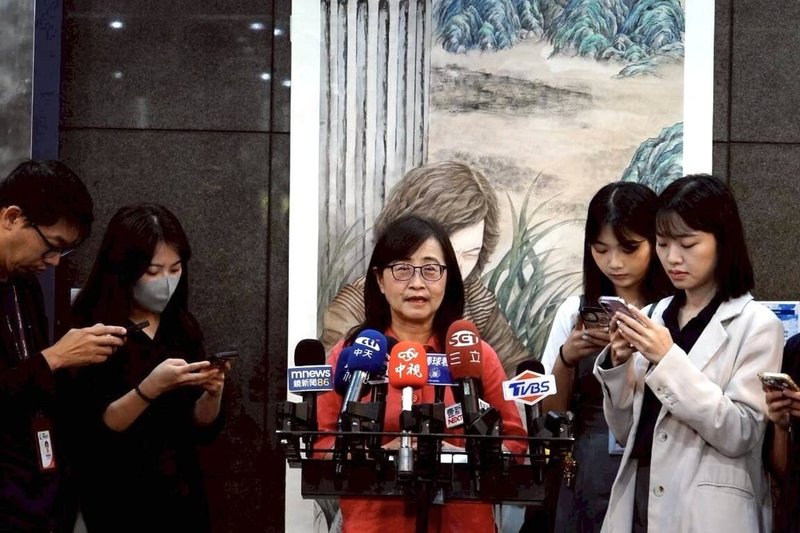 強颱樺加沙襲台,是否停班停課受關注,有人盜用台北市長蔣萬安照片在網路發文稱「明天放!」。台北市副市長林奕華(中)22日回覆媒體詢問表示,會報警處理。(台北市政府提供)中央社記者楊淑閔傳真 114年9月22日