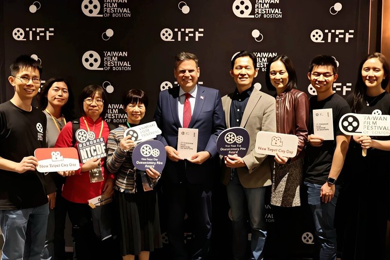 新北市新聞局副局長謝麗蘭（左4）近日組團赴美，參與波士頓台灣影展「新北日」專場活動。並與駐波士頓辦事處長廖朝宏（右4）伉儷、莫爾登市長克利斯坦森（Gary Christenson）（左5）等人合影。（新北市府提供）中央社記者王鴻國傳真　114年9月22日