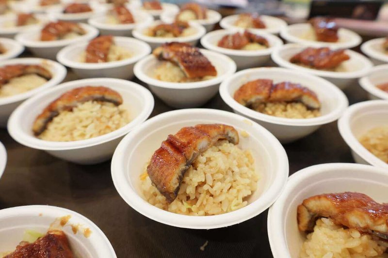 雲林縣政府與雲林縣第二鰻蝦生產合作社22日在縣府親民大廳舉辦鰻魚行銷推廣暨食漁教育記者會，免費提供鰻魚飯供與會者享用。（雲林縣政府提供）中央社記者蔡智明傳真　114年9月22日