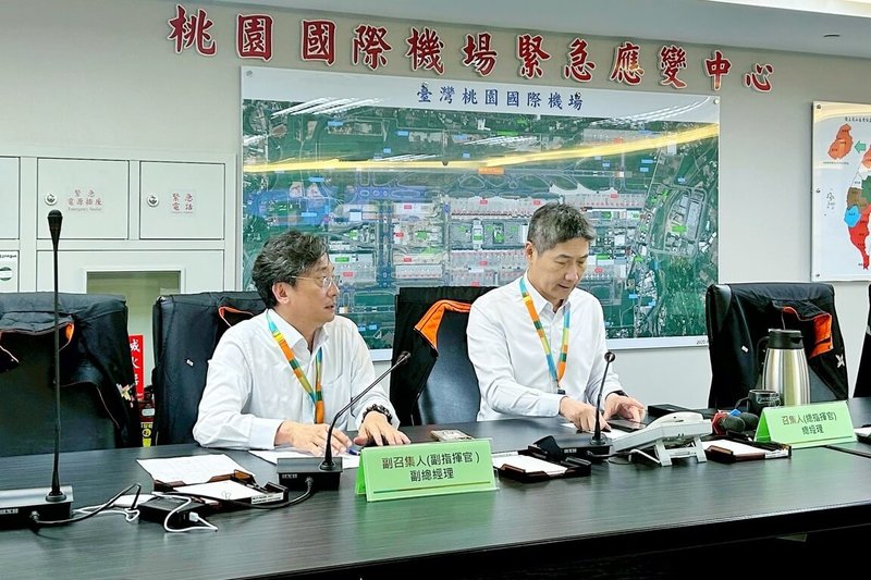 因應颱風樺加沙來襲,桃園國際機場公司22日召開應變會議,由總經理范孝倫(右)主持,在聽取颱風動態及各業務單位整備報告後,指示各單位加強戒備。(桃園國際機場公司提供)中央社記者吳睿騏桃園機場傳真 114年9月22日