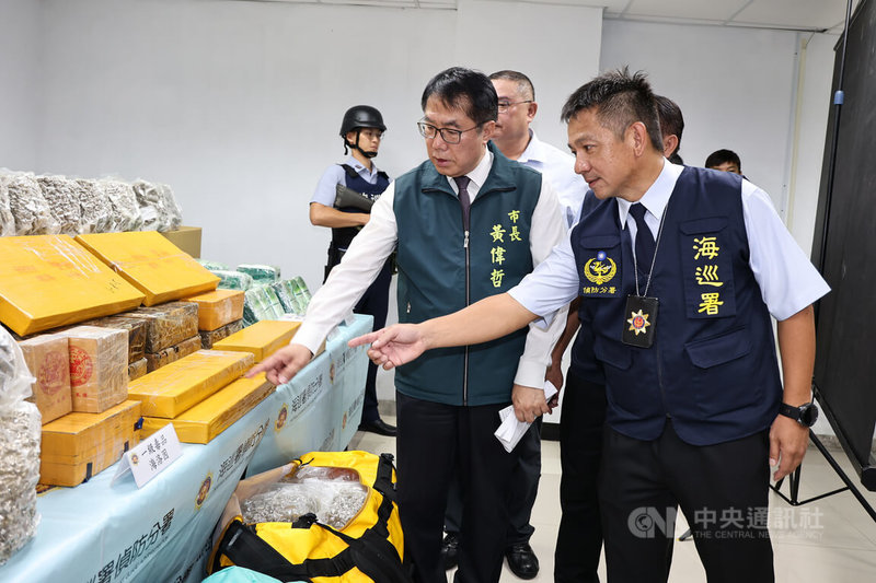 海洋委員會海巡署偵防分署台南查緝隊22日宣布破獲漁船涉嫌運送毒品案,查獲各式毒品總重超過718公斤,台南市長黃偉哲(前左)前往肯定及慰問查緝人員。中央社記者楊思瑞攝 114年9月22日