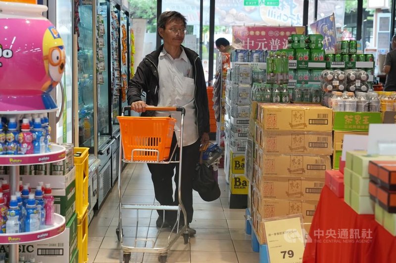 國泰金22日發布9月國民經濟信心調查，時事題詢問民眾對於未來1年物價水準與通貨膨脹率預期，調查顯示，68%民眾預期1年以後通貨膨脹率大於2%，32%民眾認為會小於2%。圖為消費者在台北市北投區超市採買。中央社記者徐肇昌攝 114年9月22日