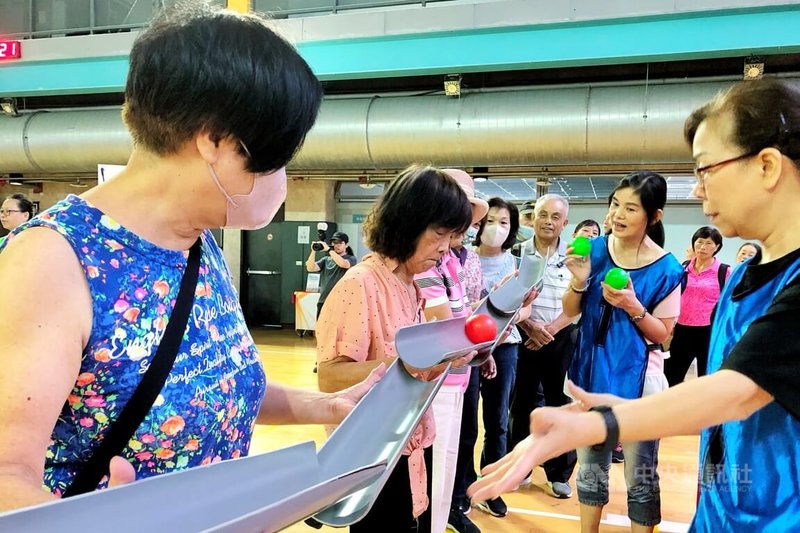 桃園市樂活重陽季活動22日起至26日連續5天,於桃園及中壢國民運動中心登場,以「銀髮桃樂園」為主題,規劃趣味闖關、體適能檢測及專家講座,鼓勵長者多運動維持健康活力。中央社記者吳睿騏桃園攝 114年9月22日