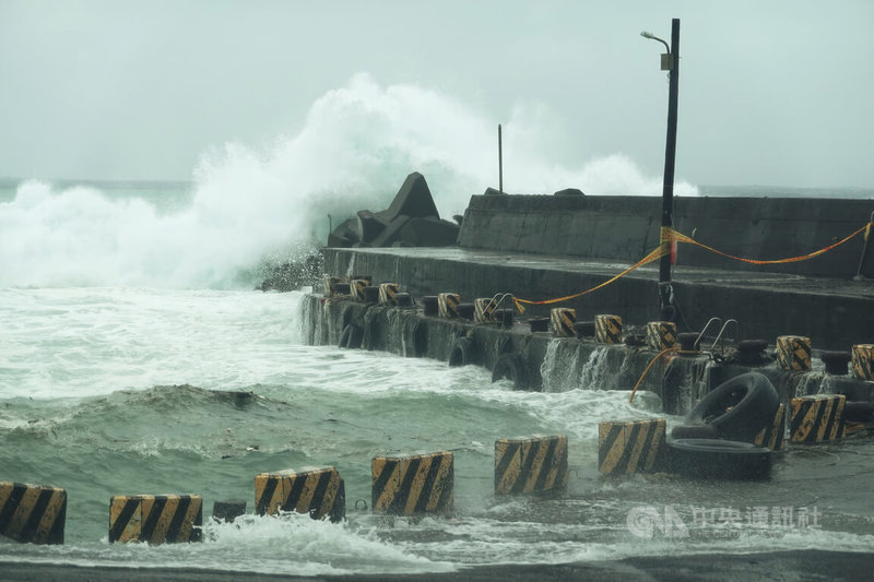 颱風樺加沙挾帶強風豪雨,22日中午暴風圈觸及恆春半島陸地,大浪一波波猛烈打上墾丁香蕉灣。中央社記者李卉婷攝 114年9月22日