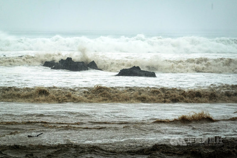 中央氣象署22日持續發布颱風樺加沙海上陸上颱風警報。圖為淨空的墾丁船帆石沙灘,海浪不斷拍打岸邊礁石,激起浪花。中央社記者李卉婷攝 114年9月22日