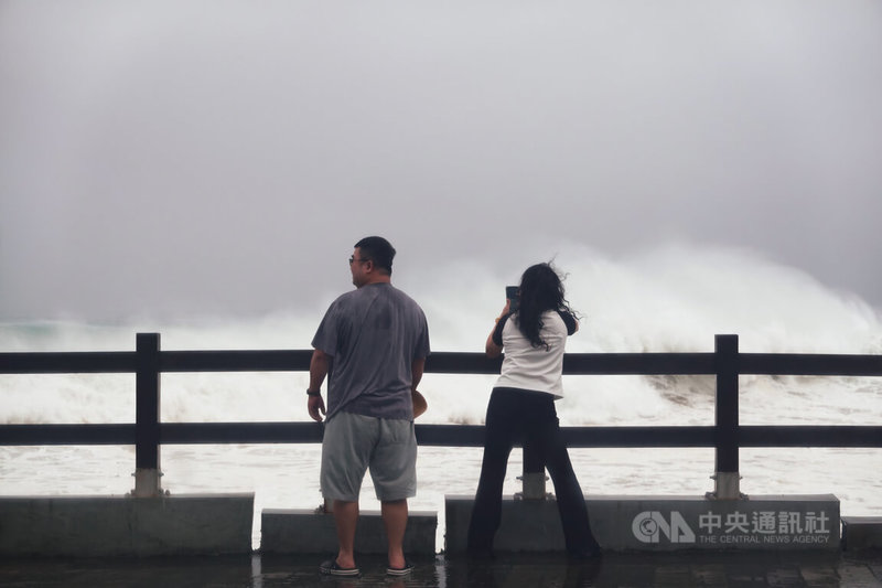 颱風樺加沙暴風圈觸及恆春半島陸地,墾丁地區風強雨驟,船帆石岸邊出現民眾觀浪拍照。中央社記者李卉婷攝 114年9月22日