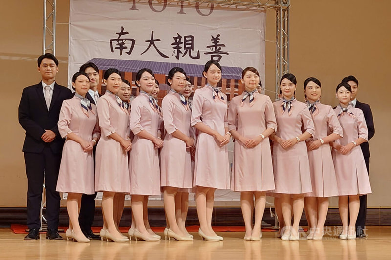 國立台南大學22日下午舉辦114年國慶禮賓接待學校記者會,安排將執行國慶任務的親善大使團員展現培訓成果,並展示以粉紅色為主調的全新禮賓制服。中央社記者楊思瑞攝 114年9月22日