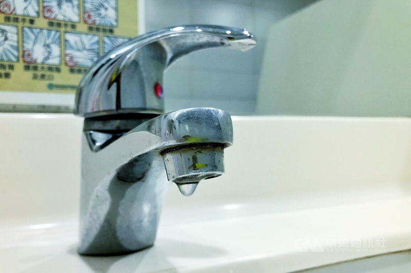 為提升供水穩定及降低漏水率，台灣自來水公司辦理桃園市「食水坑加壓站高地出水管抽換更新工程」，預計於25日上午8時起至晚間12時止，共16小時，進行施工停水，影響範圍為楊梅區的瑞坪里，包括梅獅路二段、瑞坪路、蘋果路周邊鄰近巷弄，停水戶數約1167戶。中央社記者吳睿騏桃園攝　114年9月22日