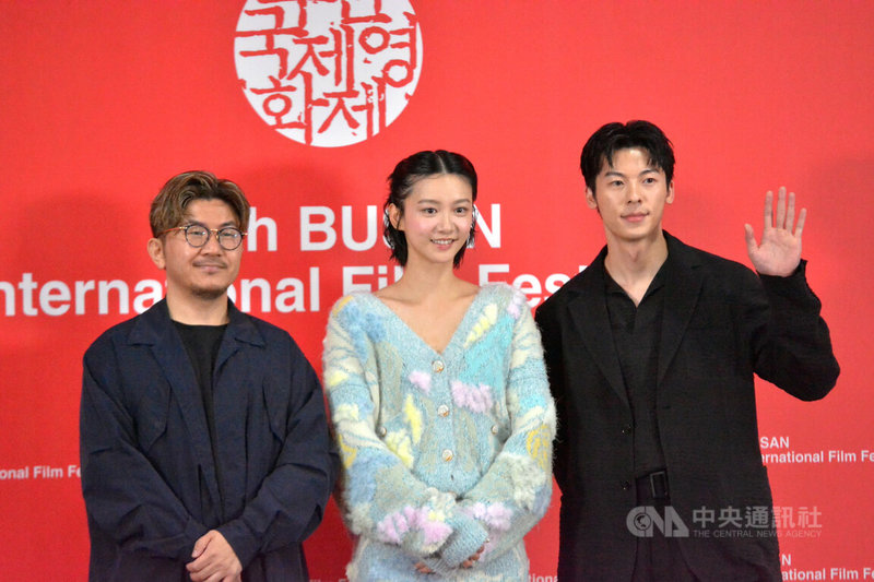 「他年她日」導演龔兆平(左起)、演員袁澧林、許光漢22日出席釜山影展記者會。中央社記者廖禹揚釜山攝 114年9月22日